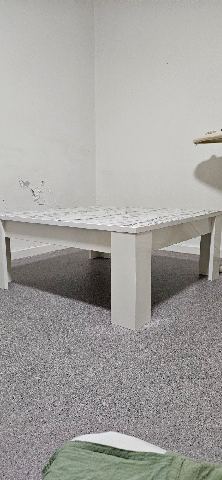Table blanche avec plateau en aspect marbre - moderne et rob, 50 à 100 cm, Enlèvement, 50 à 100 cm, Autres essences de bois