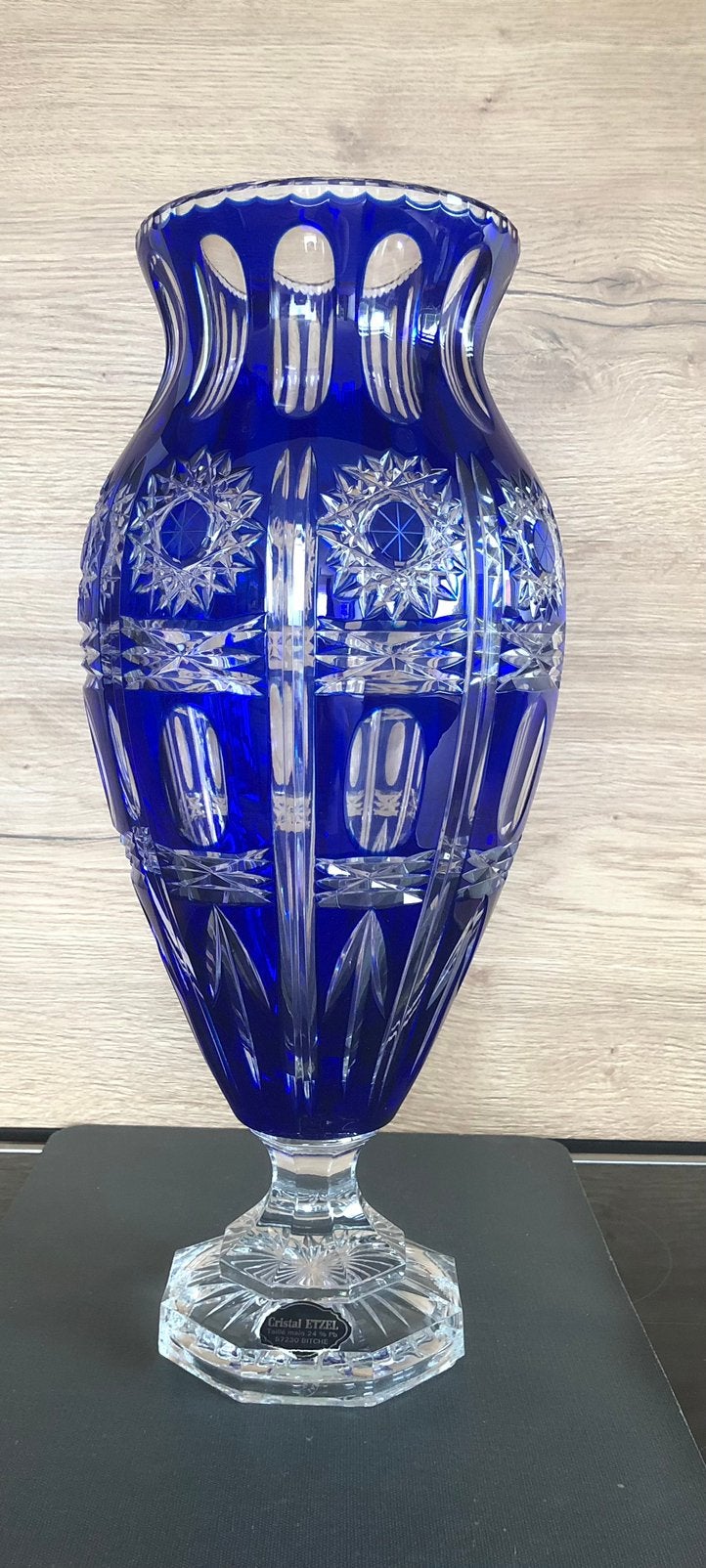 Imposant vase en cristal doublé bleu taillé Etzel, Antiquités & Art, Enlèvement
