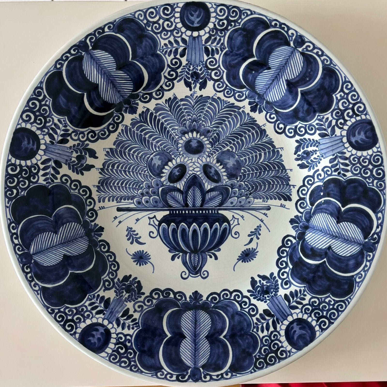 Grote handbeschilderde Delftseschaal / wandbord – 43 cm, Antiek en Kunst, Ophalen