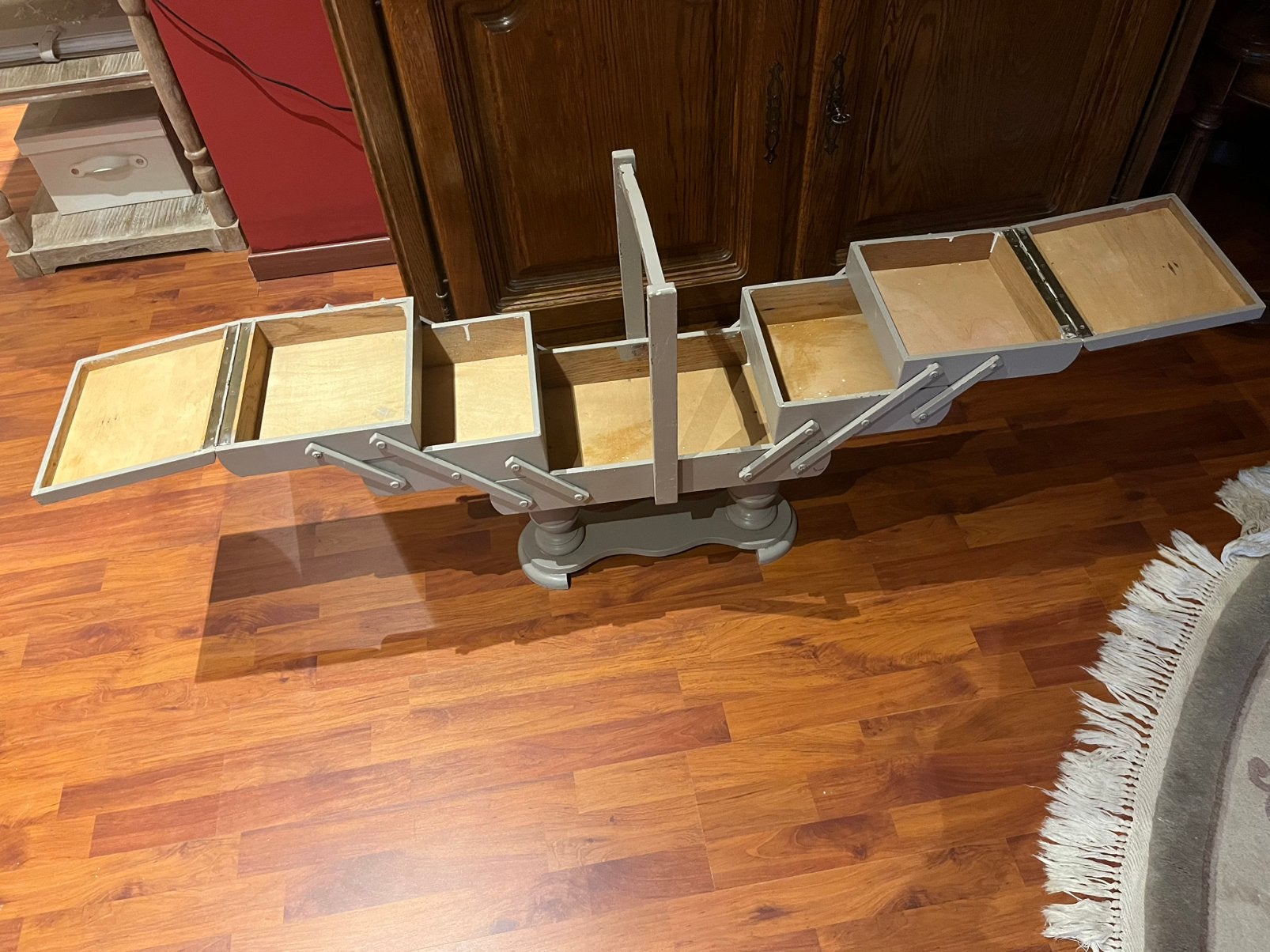 Houten vintage geschilderde naaikist op poten, Ophalen, Zo goed als nieuw, Accessoires