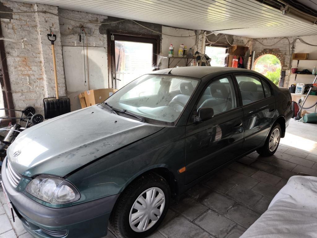Toyota Avensis Sedan AT22OL 1.6 liter 4 cilinder benzine, Auto's, Toyota, Stof, Avensis, 4 cilinders, Handgeschakeld