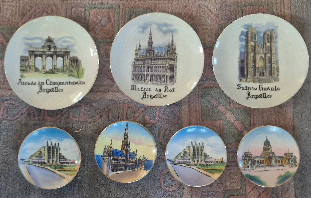 Verzameling porseleinen souvenirbordjes thema Brussel., Enlèvement ou Envoi