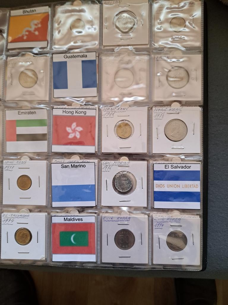 Verzameling wereldmunten 500st. In 2 albums en vlag per land, Postzegels en Munten, Munten | Europa | Niet-Euromunten, Ophalen