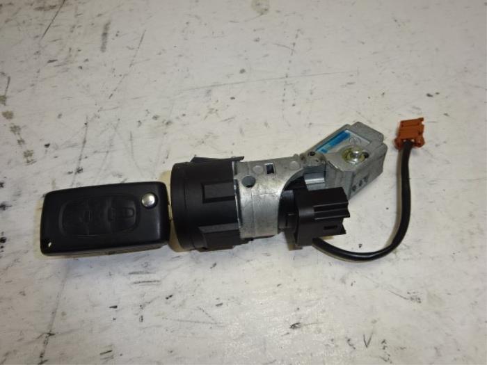 Serrure de contact + clé d'un Peugeot 407, Autos : Pièces & Accessoires, Autres pièces automobiles, Peugeot, Utilisé, 3 mois de garantie