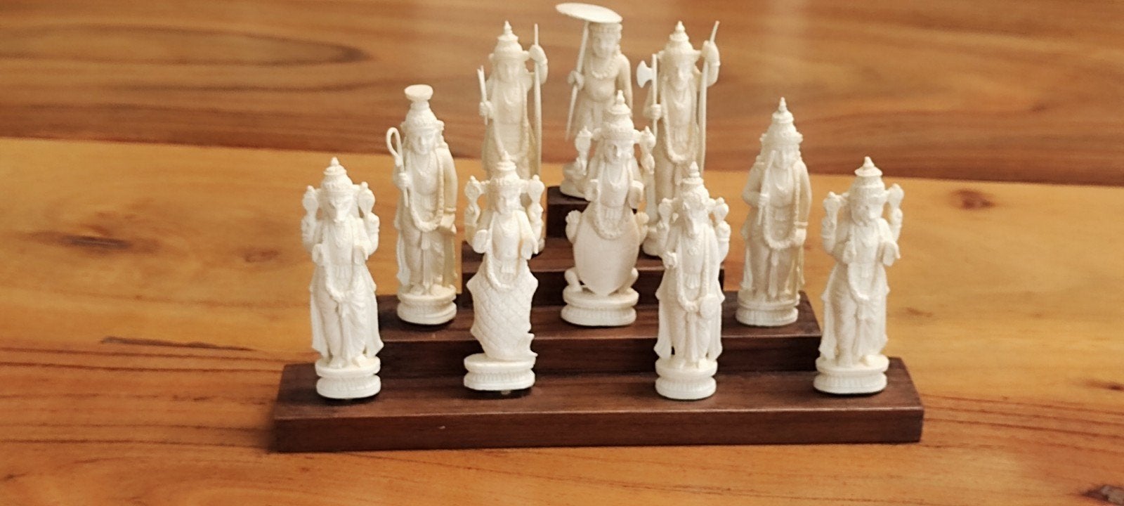 10 figurines en ivoire indien sur socle en bois, Antiquités & Art, Enlèvement ou Envoi, Sculpture