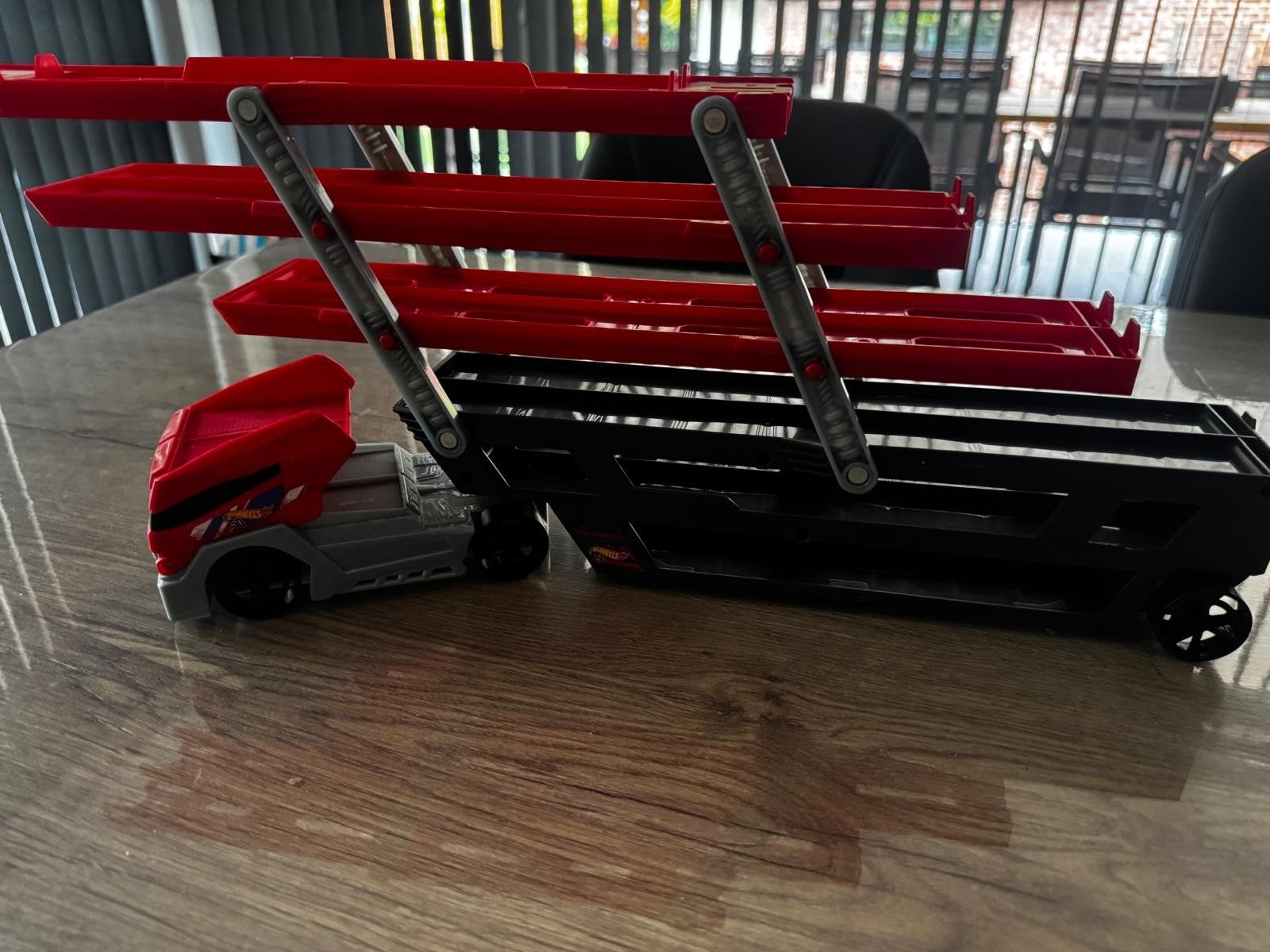Hot Wheels autotransporter – 3 verdiepingen, Ophalen