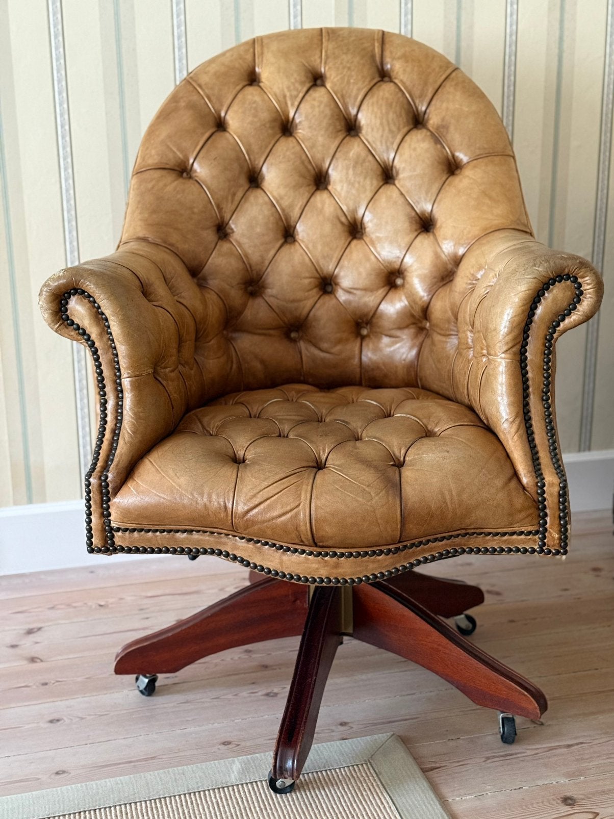 Chesterfield draaibare bureaustoel, Huis en Inrichting, Ophalen, Minder dan 75 cm, Leer, Zo goed als nieuw