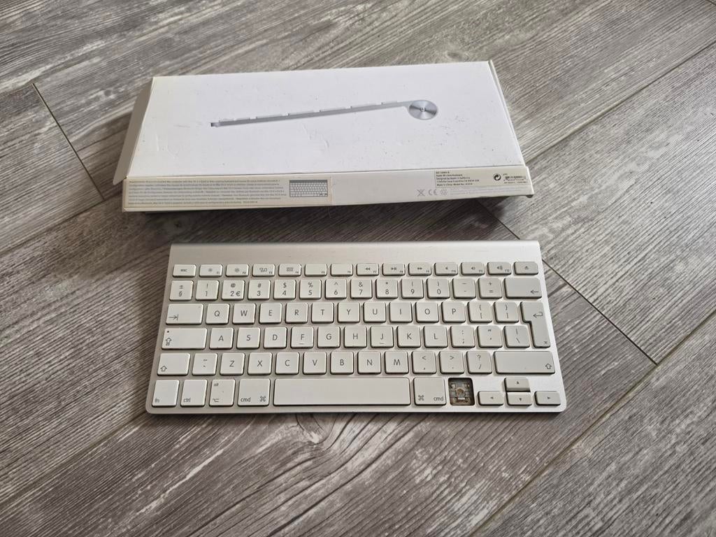 Apple Wireless Keyboard MC184N/B with box, Gebruikt, Multimediatoetsen, Ophalen of Verzenden, Draadloos