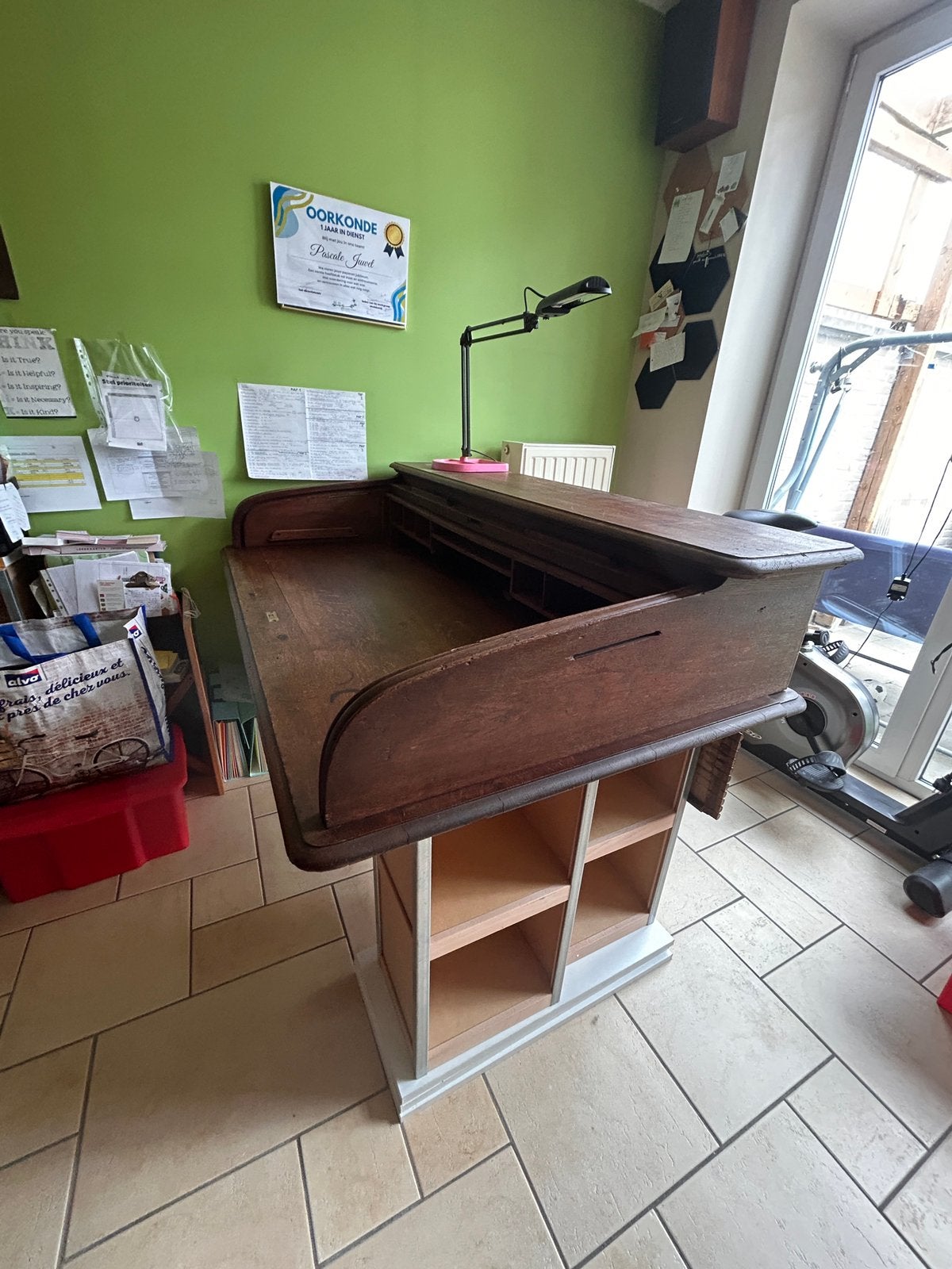 Houten bureau met rolluik, Ophalen