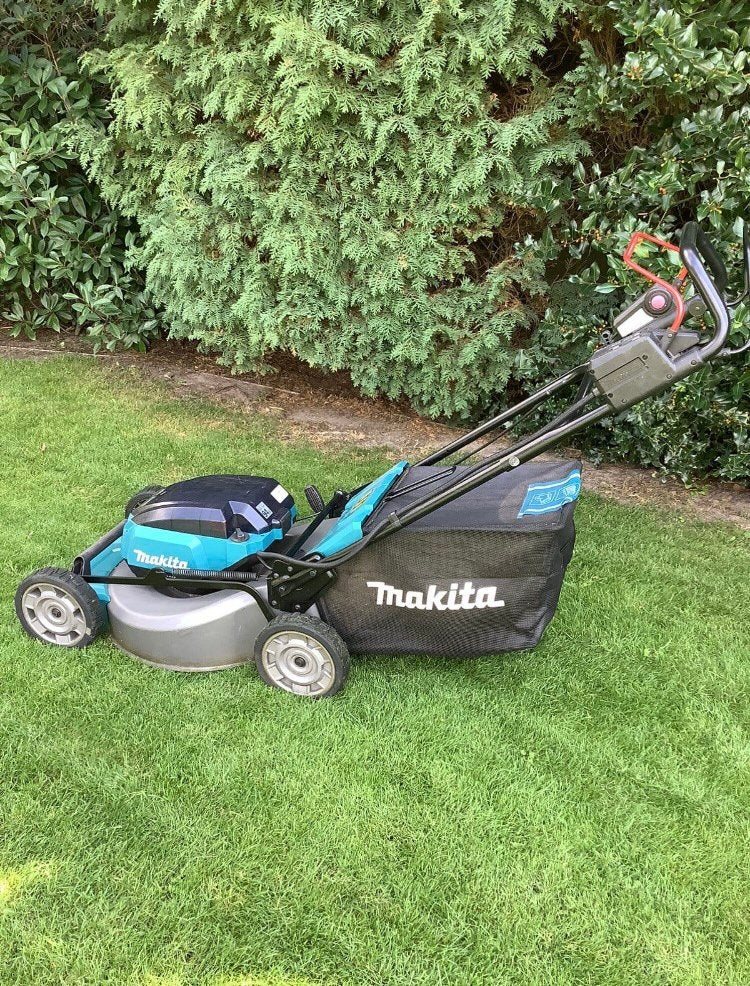 Tondeuse à gazon Makita, Jardin & Terrasse, Enlèvement, Comme neuf, Bac de ramassage