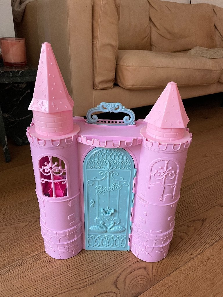 Barbie kasteel met bed en barbie, Kinderen en Baby's, Ophalen, Gebruikt, Poppenhuis