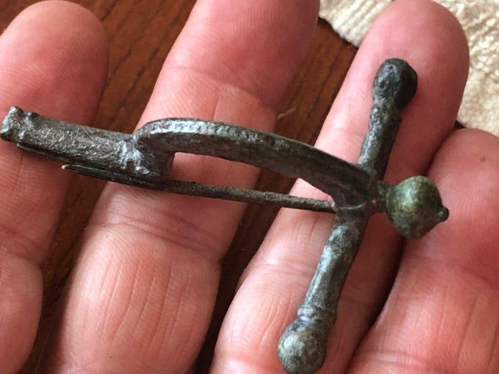 Romeinse mantelspeld KRUISBOOG fibula 3 Knoppen naald +++, Ophalen of Verzenden, Brons