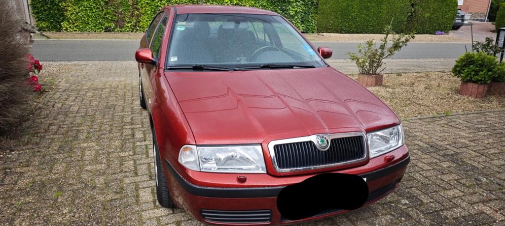 In nieuwstaat Skoda Octavia 2,0 L bj 2001 youngtimer, Auto's, Voorwielaandrijving, Stof, 4 cilinders, Dealer onderhouden