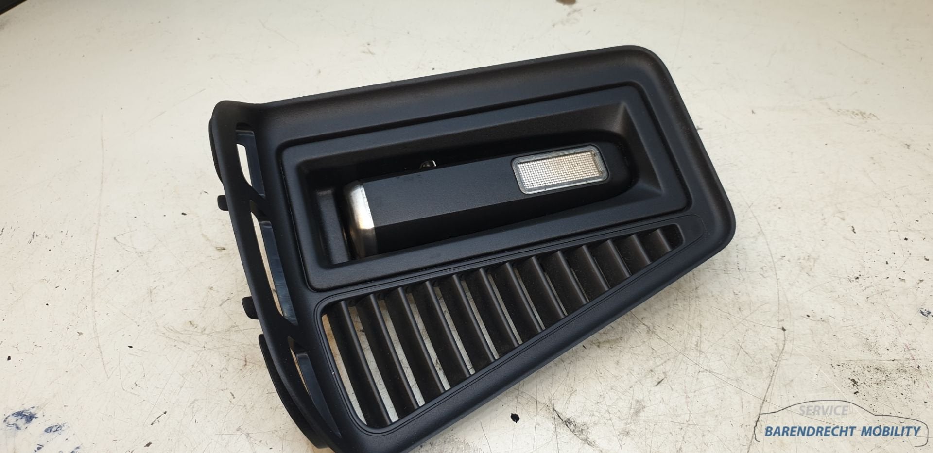 Lampe torche de secours 308 Peugeot 89038571B, support 3008, Taurusavenue 1
2132 LS  Hoofddorp, NL, Stellantis N.V., Utilisé, Contact.group@renault.com