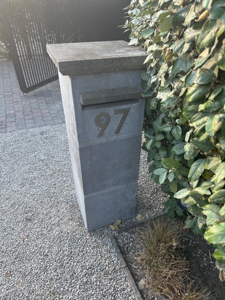 Brievenbus, Ophalen, Hardsteen