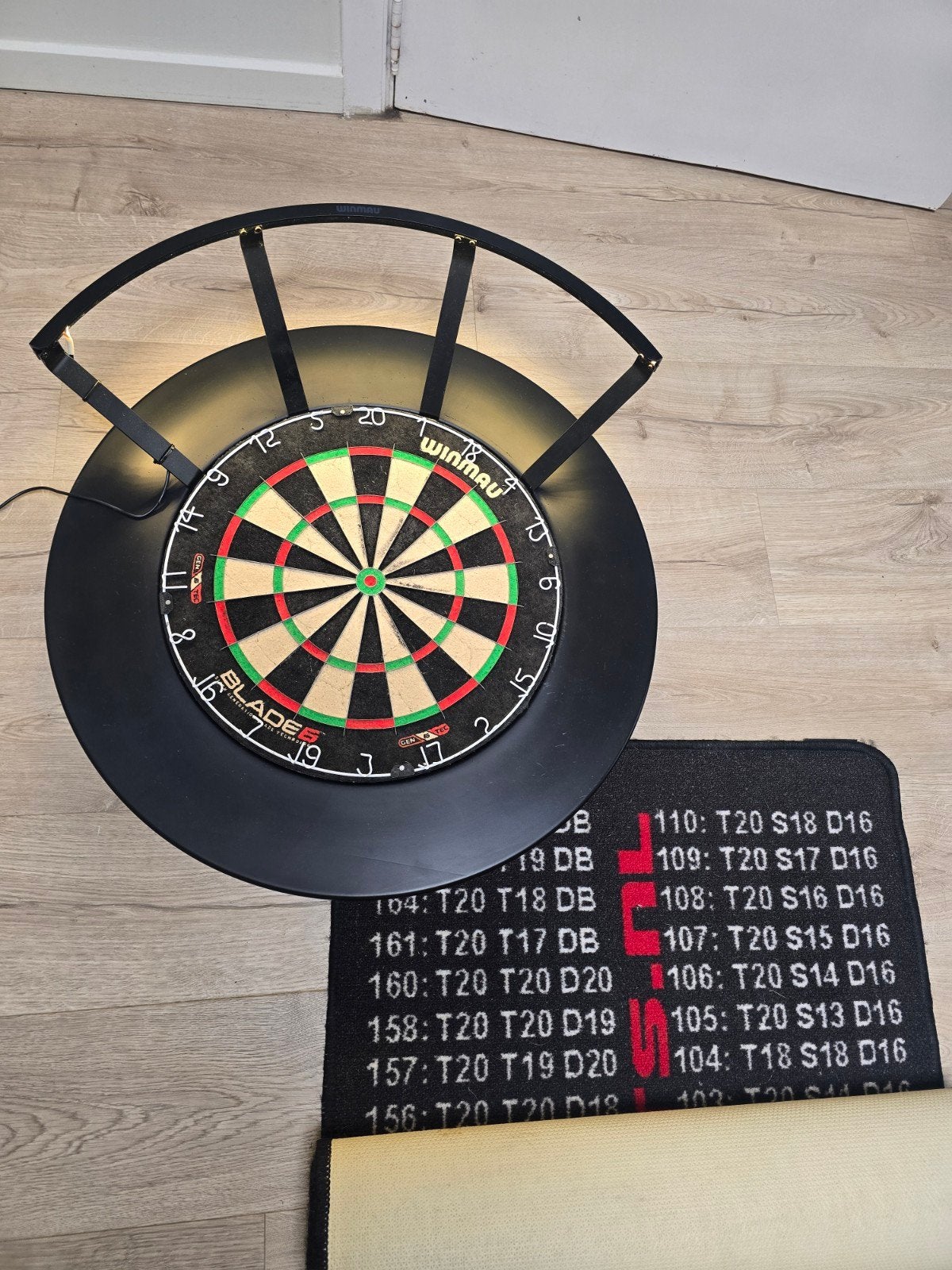 Complete Winmau Blade 6 dartsset – surround + LED-verlichtin, Sport en Fitness, Darts, Ophalen, Dartbord