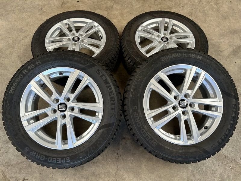 16 inch originele velgen + winterbanden Seat Ateca set 1, Auto-onderdelen, Gebruikt, -, Banden en Velgen, -