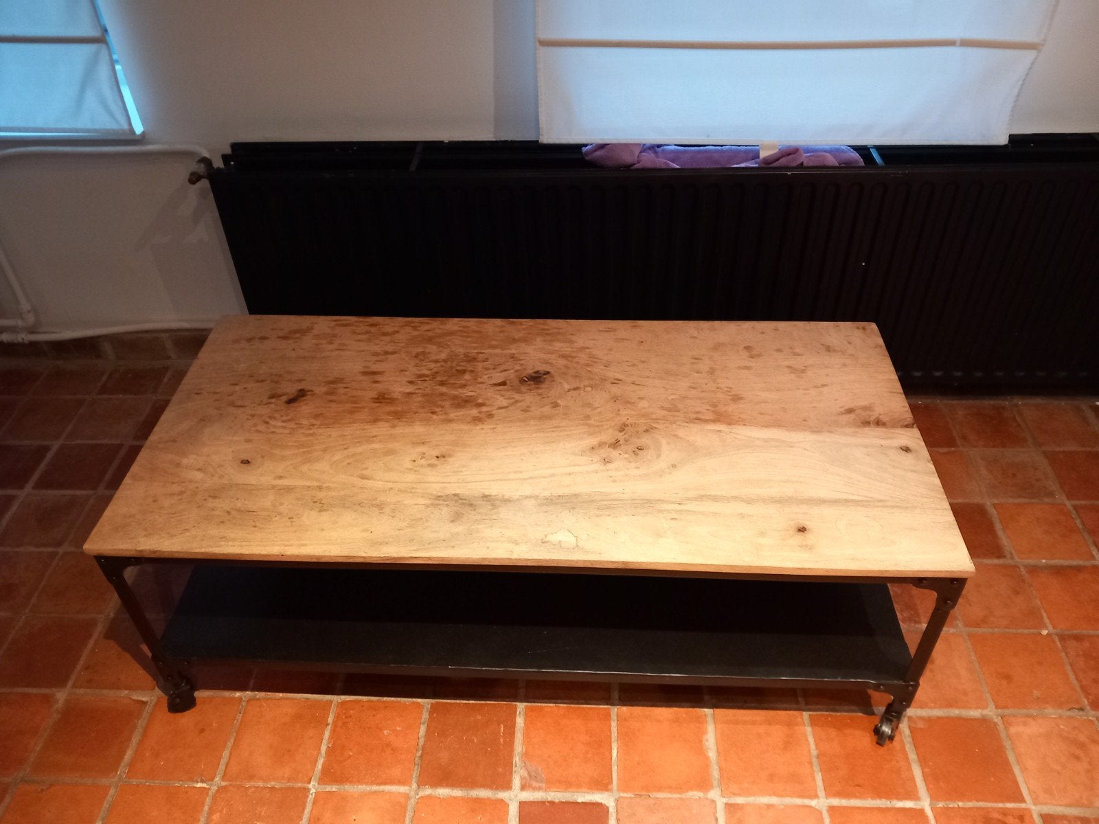 table basse industrielle avec plateau en bois et roulettes., Maison & Meubles, Tables | Tables de salon, 50 à 100 cm, Enlèvement
