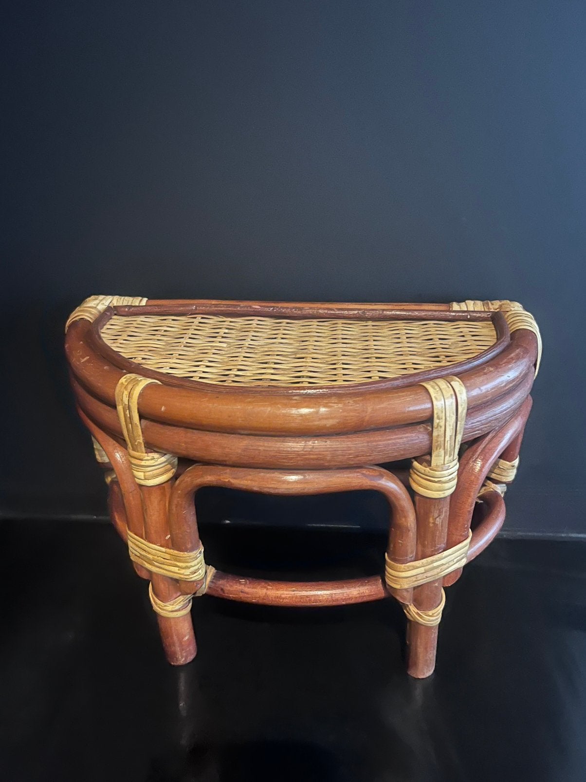 Vintage tweekleurige rotan plantenstandaard, Antiquités & Art, Antiquités | Accessoires de maison, Enlèvement