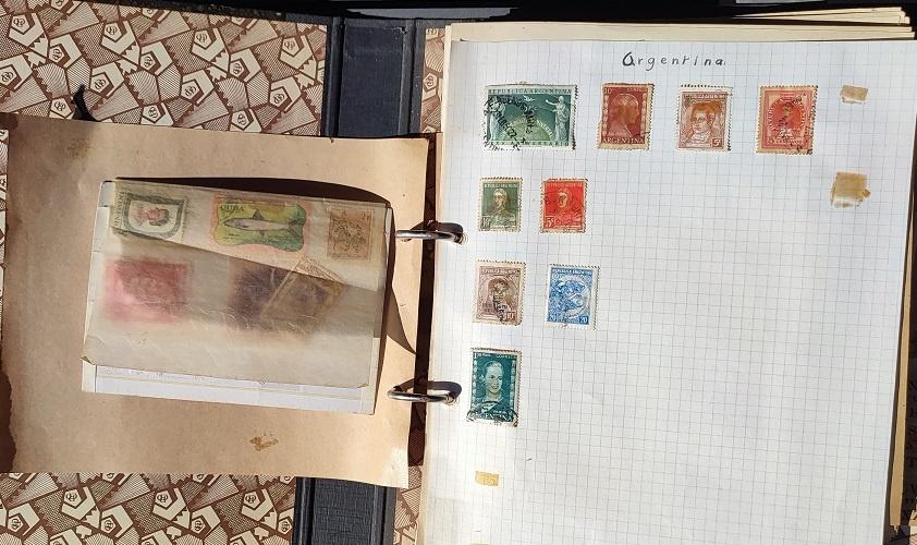 Farde avec timbres du monde entier, classés, Enlèvement ou Envoi
