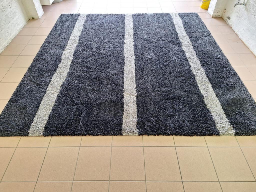 100 % wollen tapijt geschikt voor salon. Hoofdkleuren zwart/, Huis en Inrichting, Stoffering | Vloerbedekking, Ophalen, Zwart