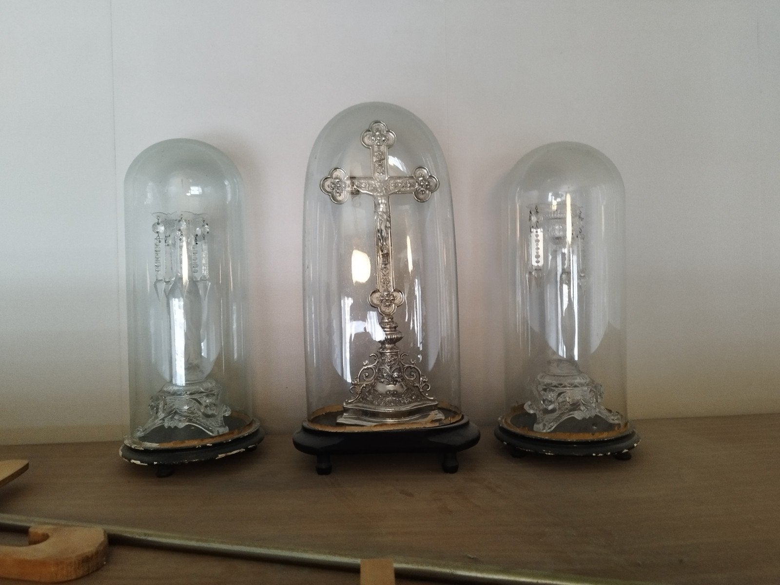 Kruisbeeld en kandelaars onder stolp., Ophalen