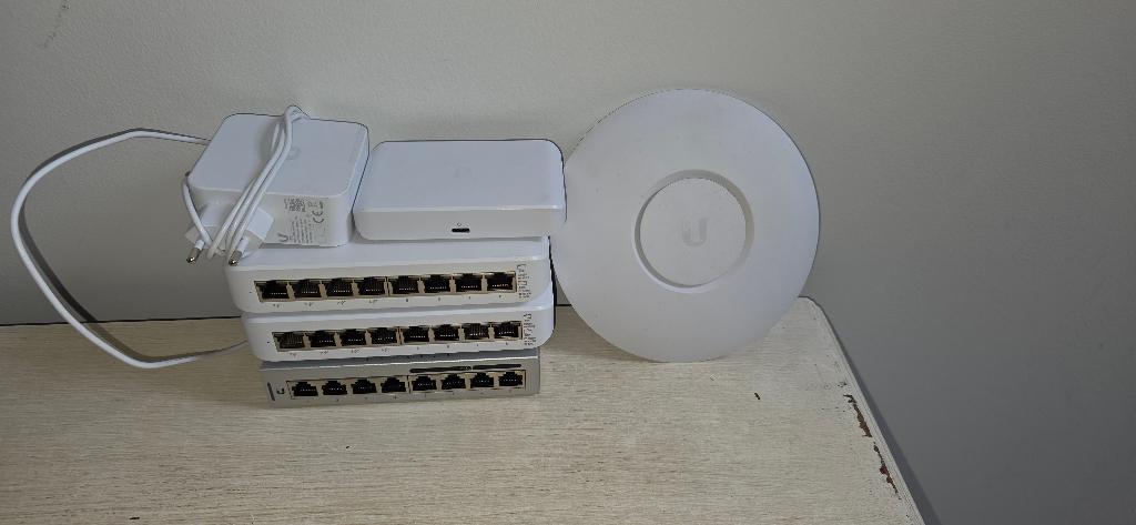 Swtich AP Ubiquiti (POE8 lite, AC AP lite), Enlèvement, Utilisé