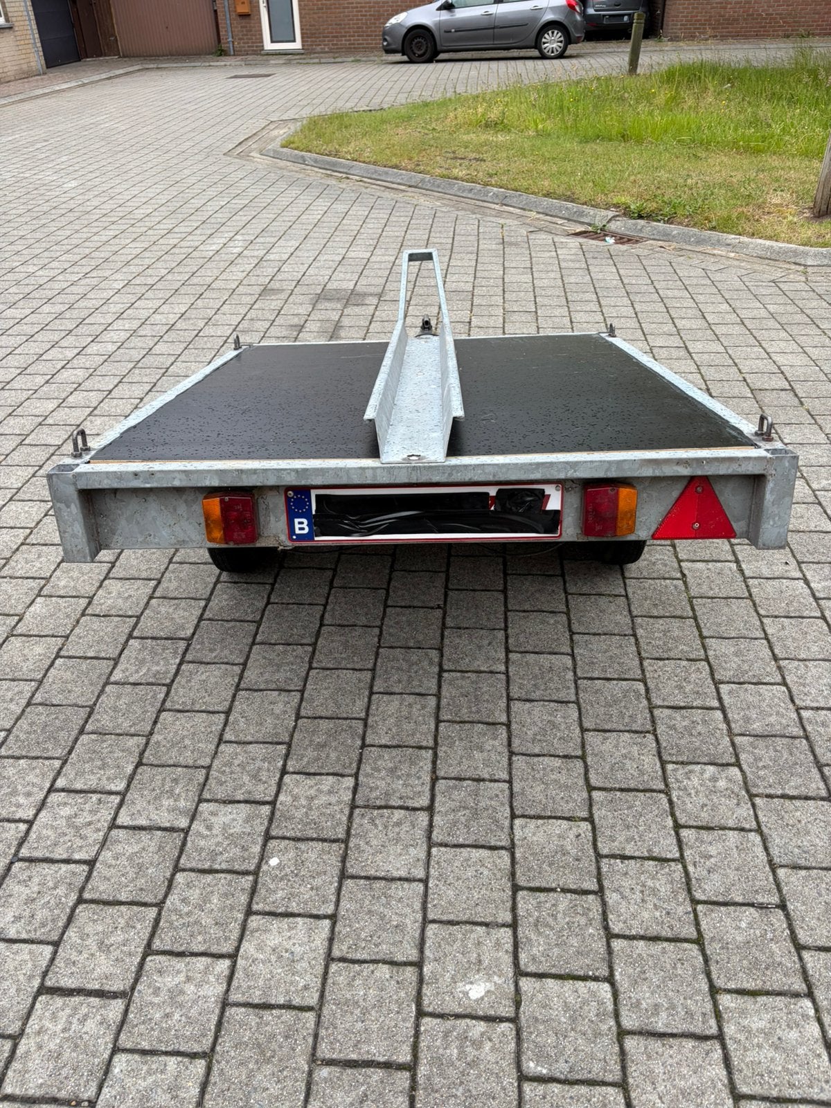 Aanhangwagen ( dringend weg), Ophalen, Zo goed als nieuw