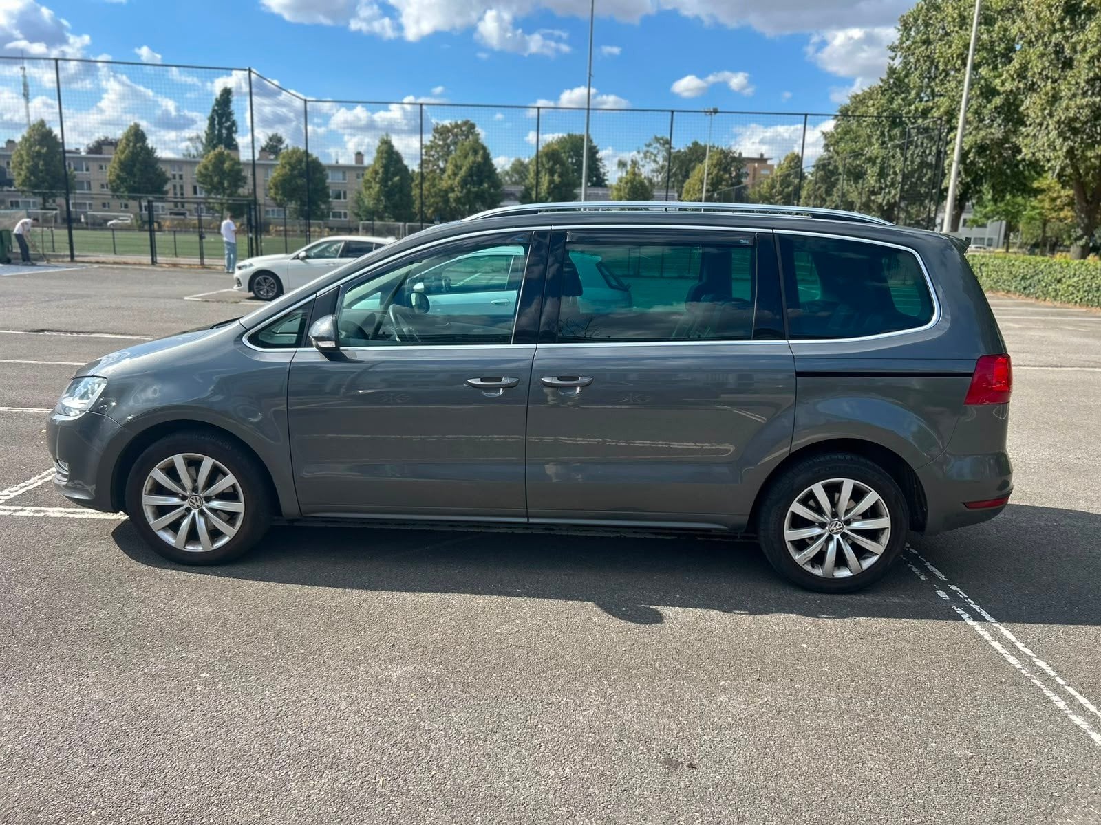Vw Sharan Highline 2.0tdi Automatic 7pl full option, Auto's, Volkswagen, Euro 5, Monovolume, 149 g/km, 7 zetels