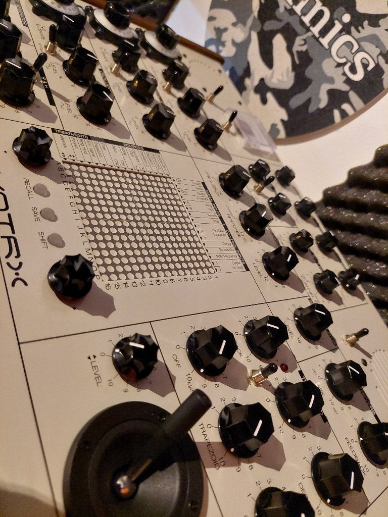 Erica Synths SYNTRX V1, Muziek en Instrumenten, Ophalen, Zo goed als nieuw, Met midi-aansluiting