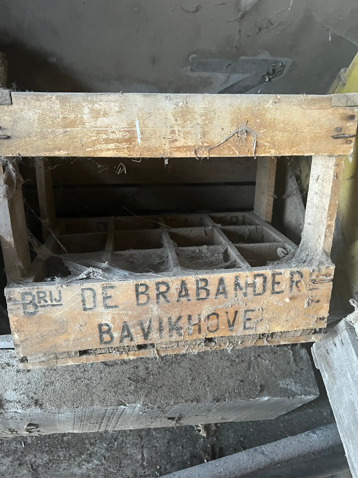 Oude houten bierbak bry De Brabandere Bavikhove., Ophalen, Gebruikt