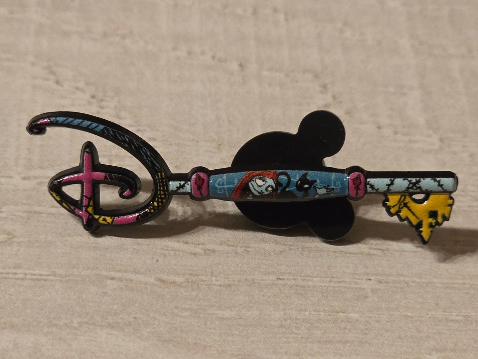 Sally Key Loungefly Pin Nightmare before Christmas, Collections, Disney, Enlèvement ou Envoi, Autres personnages, Comme neuf, Autres types