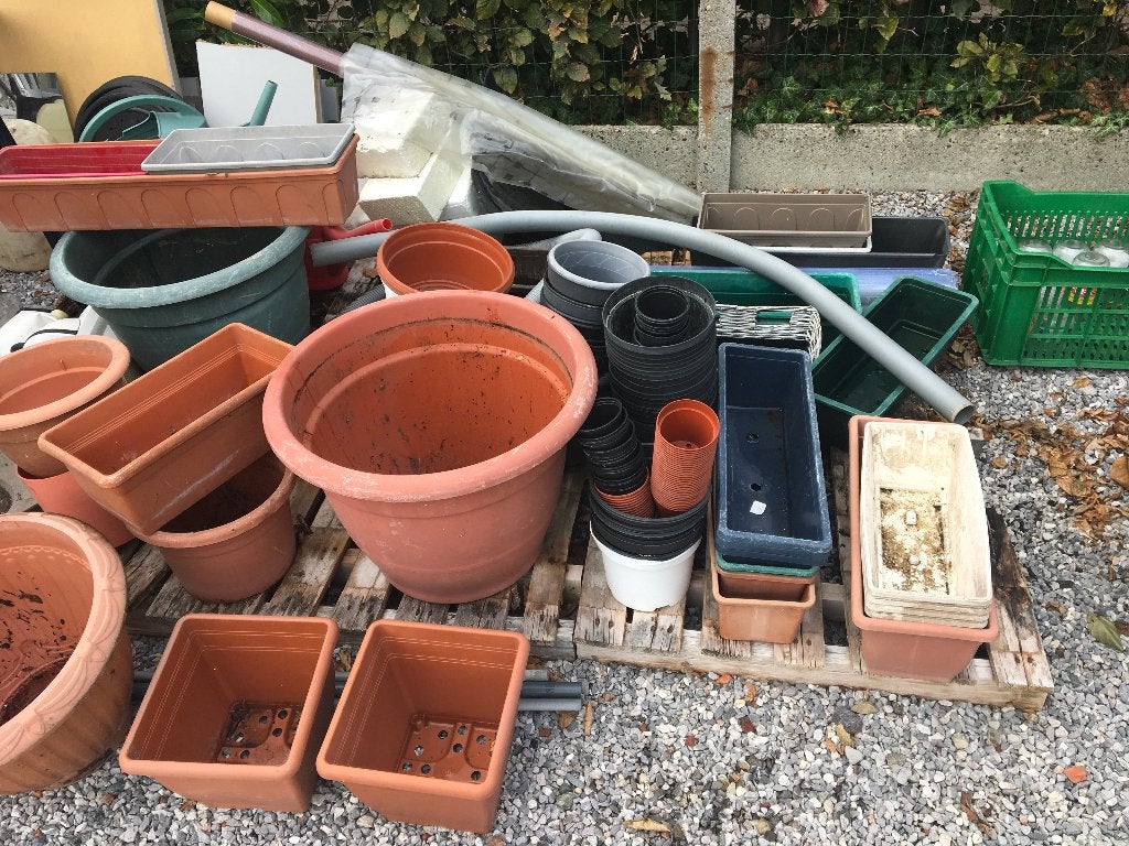 allerlei plastieken bloempotten, Ophalen, Gebruikt