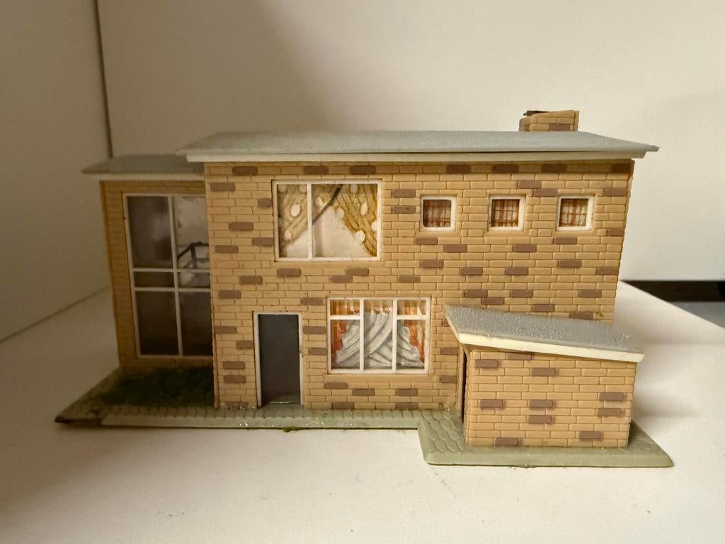 Faller B-220, une maison mitoyenne moderne, Hobby & Loisirs créatifs, Trains miniatures | HO, Enlèvement ou Envoi, Utilisé, Pont, Tunnel ou Bâtiment