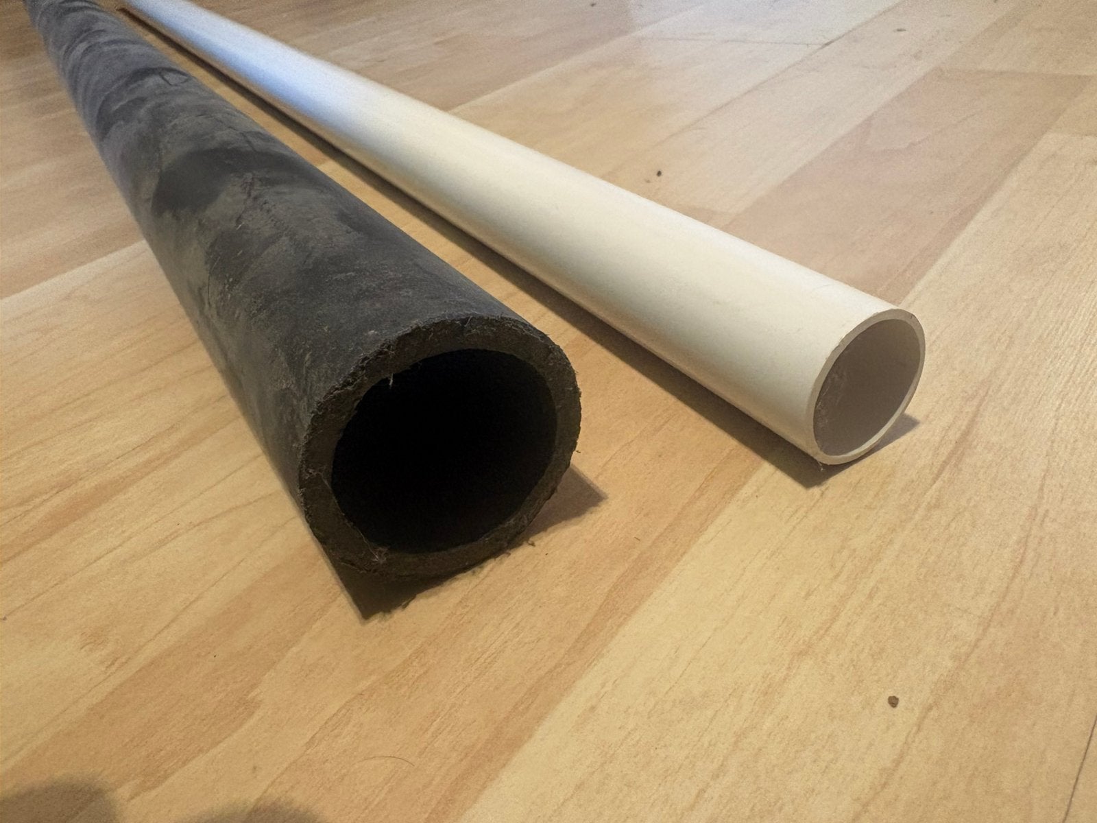 2 kunststof buizen / leidingen – gratis, Ophalen, Zo goed als nieuw