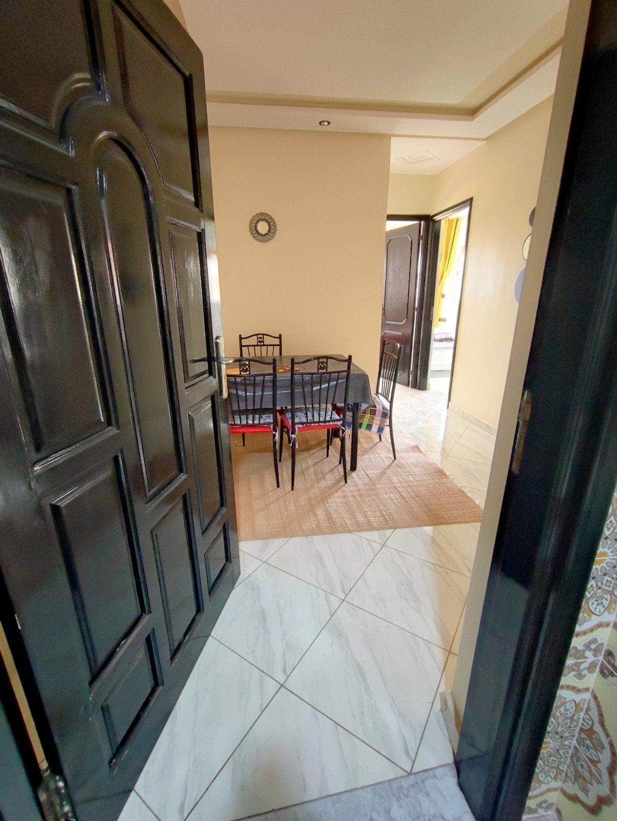 Gemeubileerd appartement te huur met 3 slaapkamers en gevels, Appartement