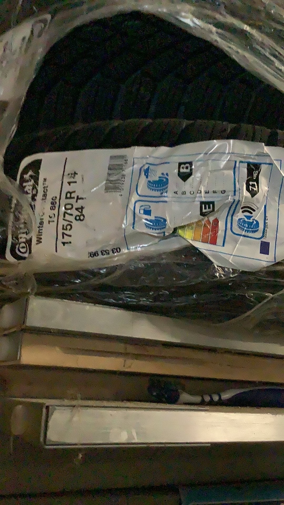 A vendre 4 pneus encore dans leurs emballage 175/70 R14, Auto-onderdelen, Banden en Velgen, Ophalen