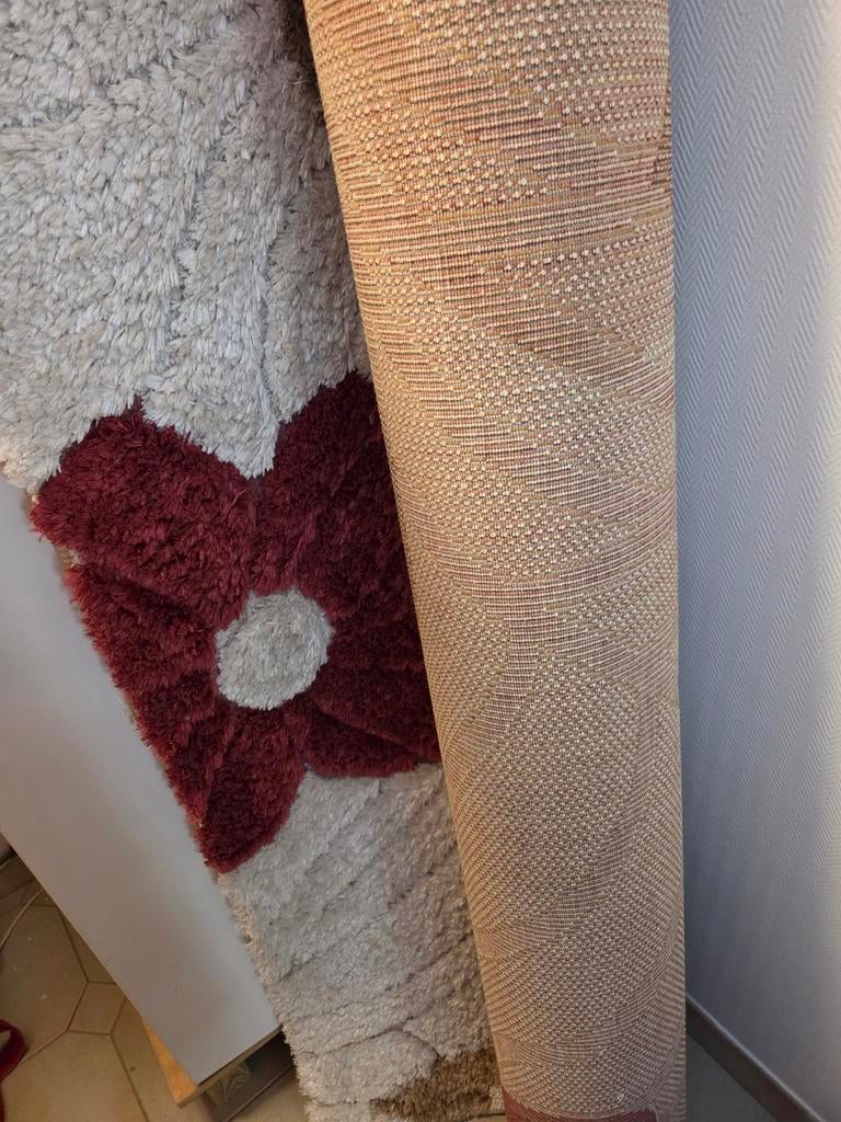 Tapis avec motif fleur, Enlèvement