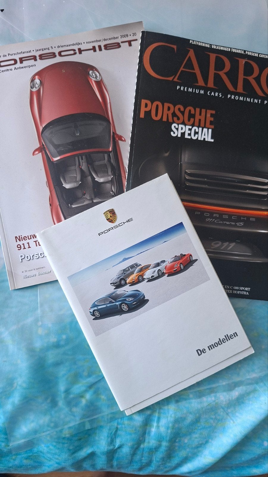 Official Porsche de modellen 2009 + 2PORSCHE SPECIALS, Livres, Autos | Livres, Enlèvement ou Envoi, Porsche