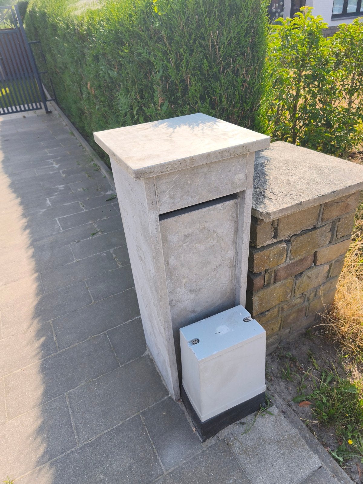 Hardstenen brievenbus, Ophalen