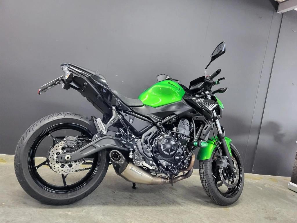 Kawasaki Z 650 met Akrapovic en accessoires (bj 2020), Motoren, Bedrijf, Meer dan 35 kW, Overig, 650 cc