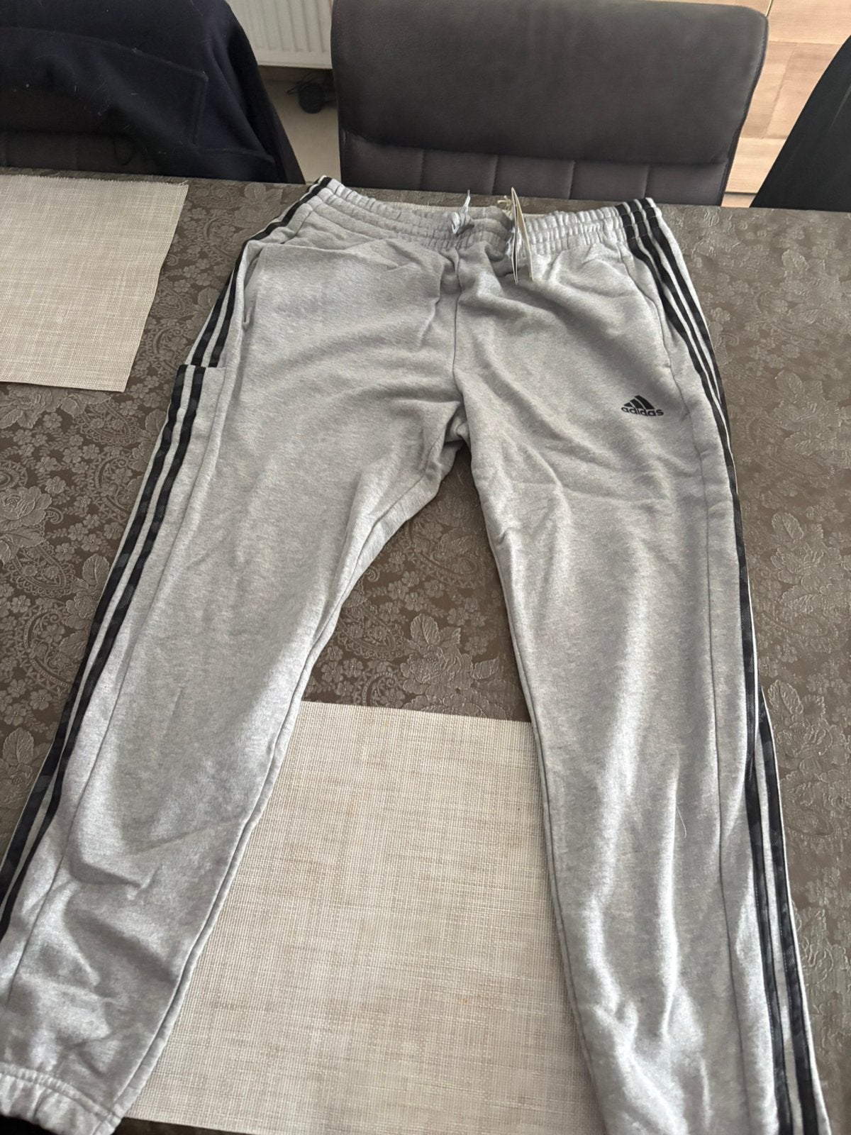 Adidas trainingsbroek nieuw xl, Kleding | Heren, Sportkleding, Ophalen of Verzenden, Grijs, Algemeen, Maat 56/58 (XL)