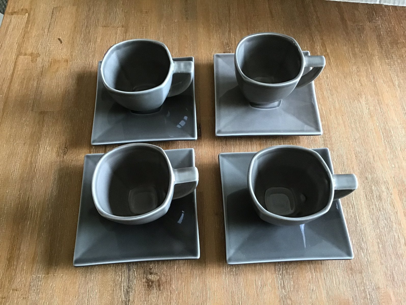 Set van 4 grijze koffiekoppen met vierkante schotels, Huis en Inrichting, Ophalen, Zo goed als nieuw