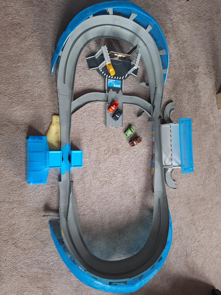 Cars 3 piston cup racebaan, Kinderen en Baby's, Speelgoed | Racebanen, Ophalen, Zo goed als nieuw, Overige aandrijving, Racebaan