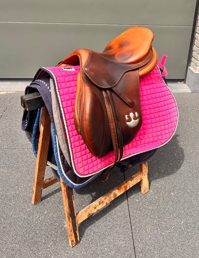 Selle de saut à cloison Bruno Delgrange en bon état, Animaux & Accessoires, Chevaux, Ne s'applique pas
