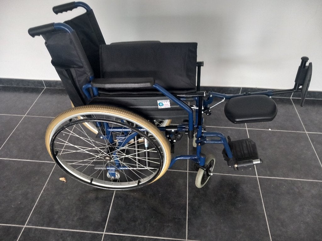 fauteuil roulant avec REPOSE-JAMBES et REPOSE-PIEDS, Enlèvement, Pliant, Utilisé, Fauteuil roulant à pousser