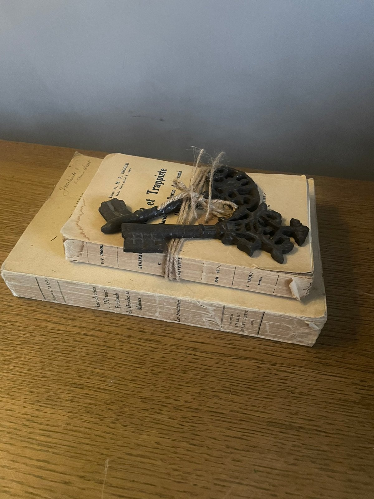 Oude decoratieve boeken en metalen sleutel, Ophalen