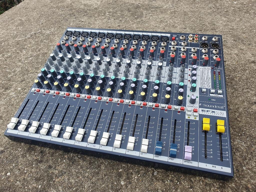 Soundcraft EFX12 (partie fx défectueuse), Ophalen of Verzenden, Gebruikt, 10 tot 20 kanalen, Microfooningang