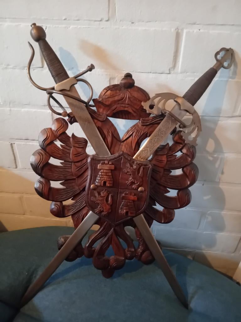 Houten wapenschild met zwaarden, Antiek en Kunst, Ophalen of Verzenden