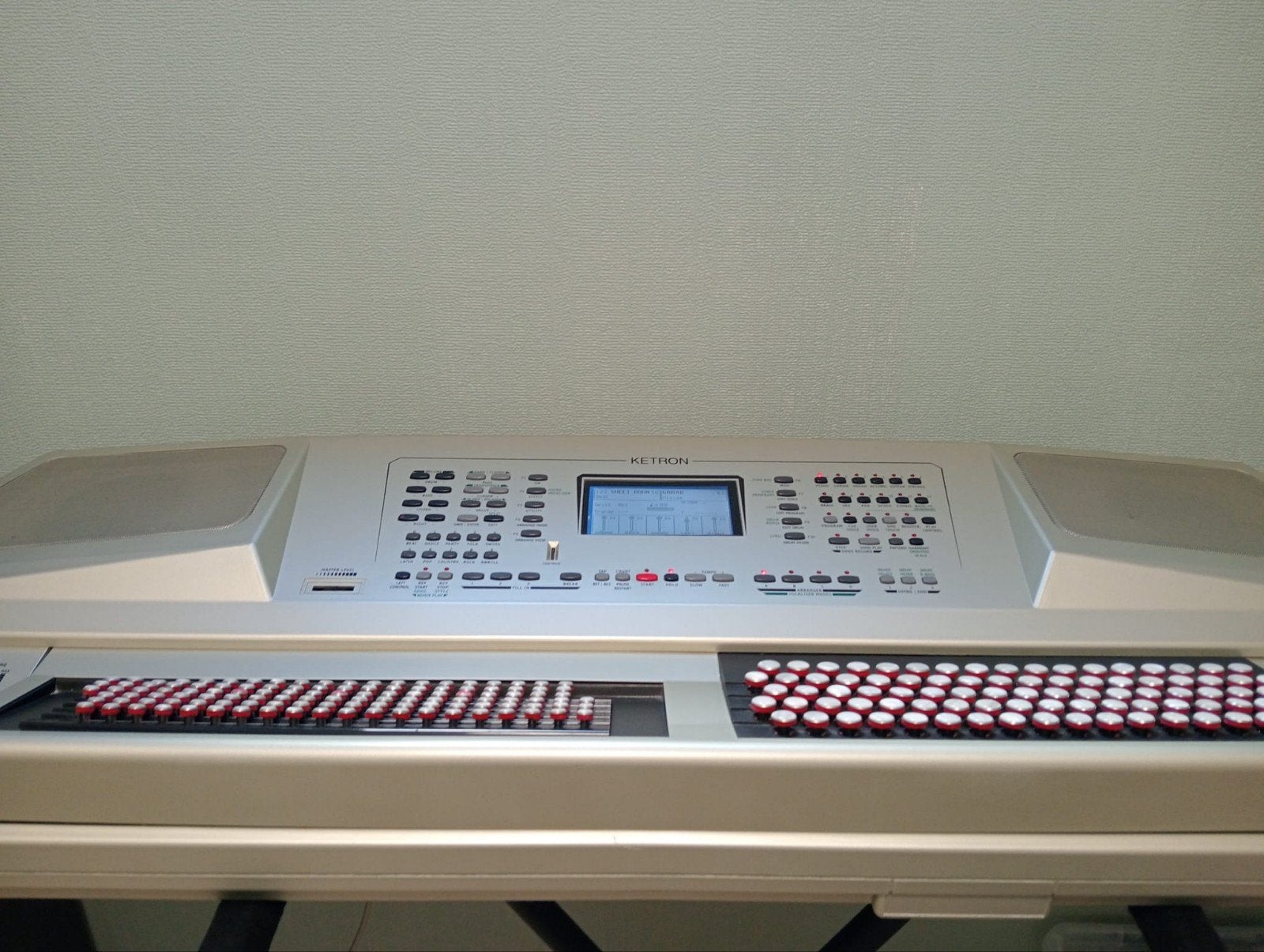 ketron xd 8 Do 2oudo3 basses belge, Muziek en Instrumenten, Keyboards, Met standaard